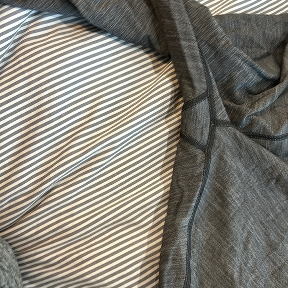 Lululemon gray high rise leggings size 6 excellent condition never worn - Picture 4 of 4